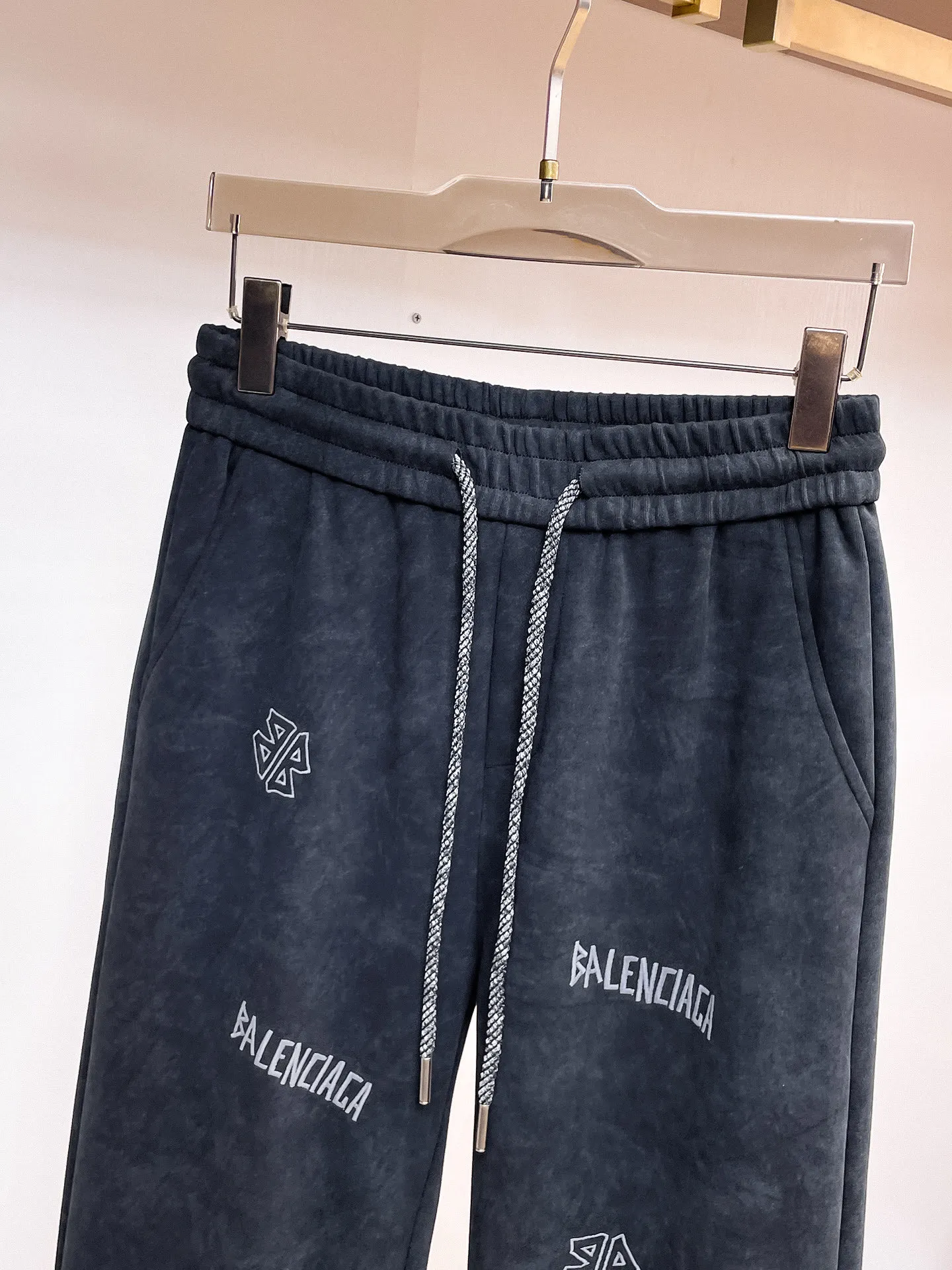 Balenciaga 🆕2026 Autumn and Winter New Arrival Casual Pants! The official website will be released simultaneously. Brand Classic LOGO casual pants, customized fabrics, excellent comfort and strong touch. Highly recognisable, perfect appearance and craftsmanship. Size:M-3XL